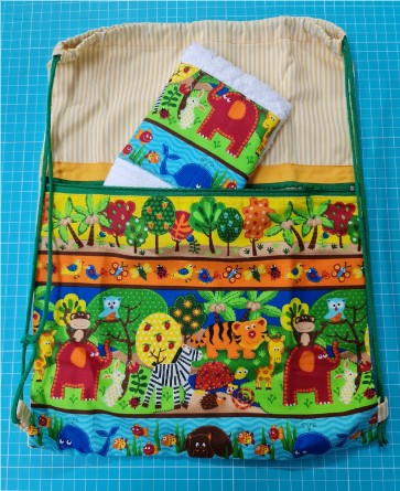 Conjunto Mochila selva con toallita a juego.